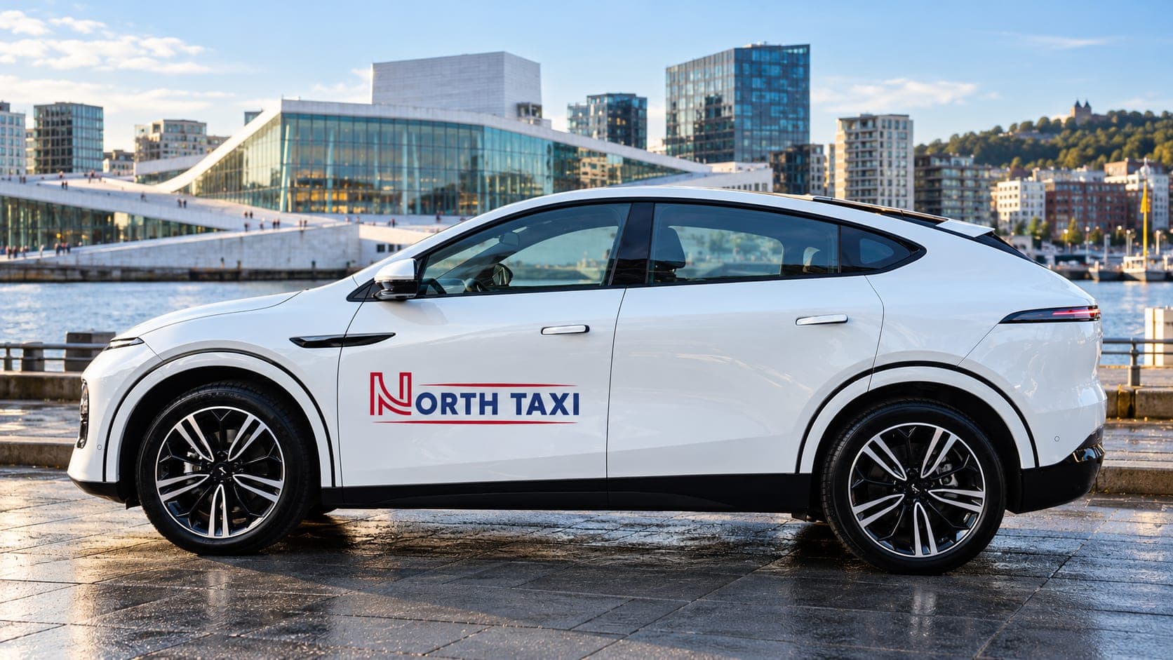 Hvit North Taxi-bil ved Operahuset i Oslo